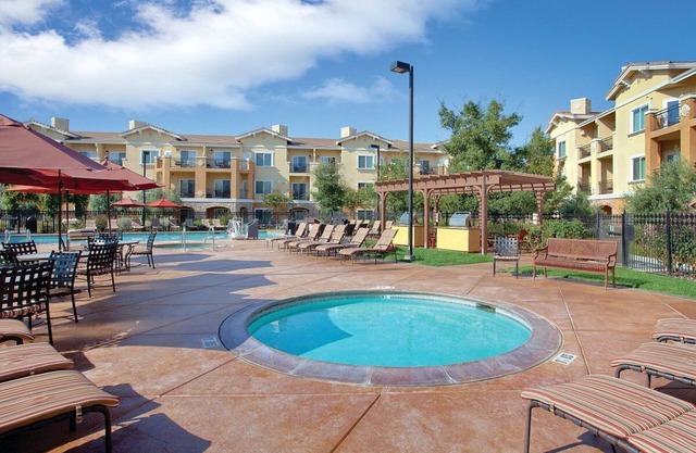 10 minutes to BottleRock/1 bedroom with a full kitchen and jet tub