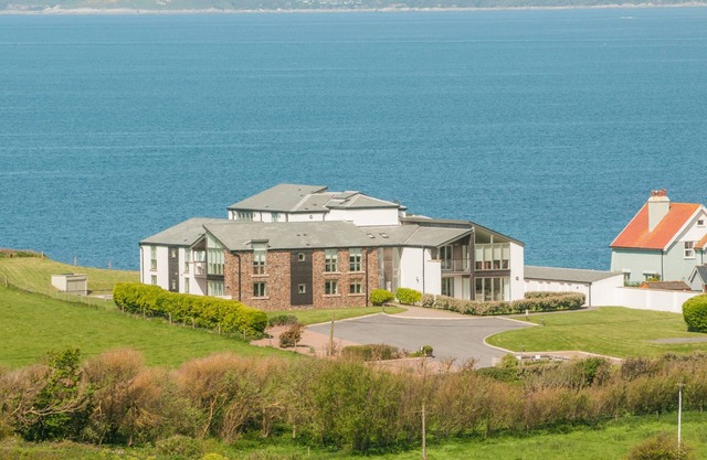 10 OCEANS EDGE, country holiday cottage, with pool in Thurlestone