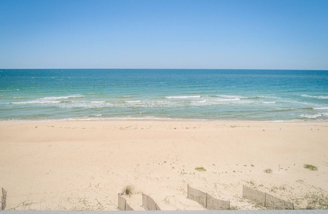10% off remaining fall weeks! Beach front, 1 bed/1 bath ground level.
