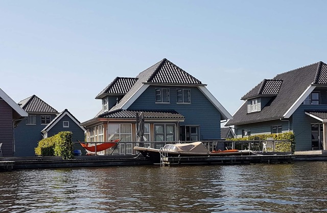 10 persons luxury villa with a private dock at the Sneekermeer.