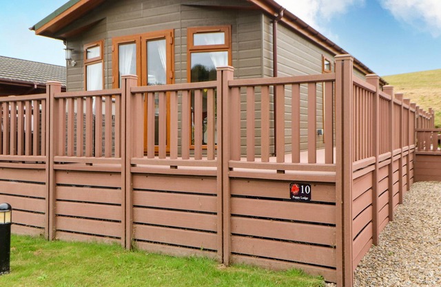 10 POPPY LODGE, pet friendly in Hipswell