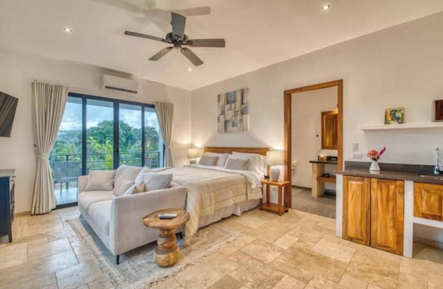 10-room hotel in fabulous Nuevo Arenal with AC