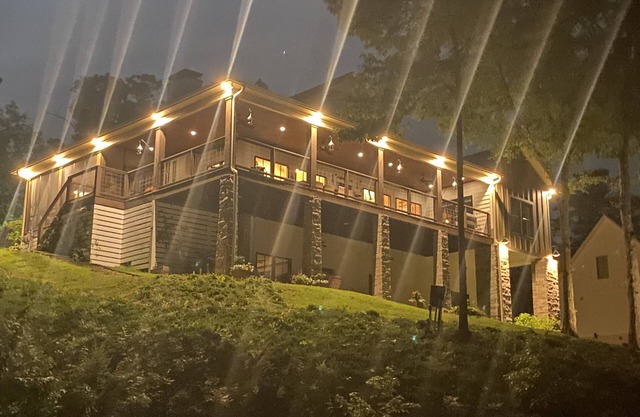 10% Savings - No steps to lake! Fiber Internet! Luxury Lake Home, Big Water!