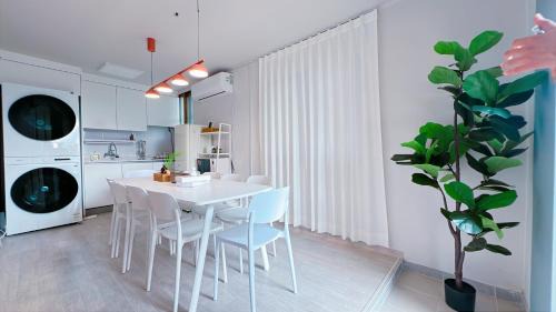 10 seconds to the subway station, 15 minutes to Gangnam, 20 minutes to Jamsil, 3 bedrooms, 2 bathrooms