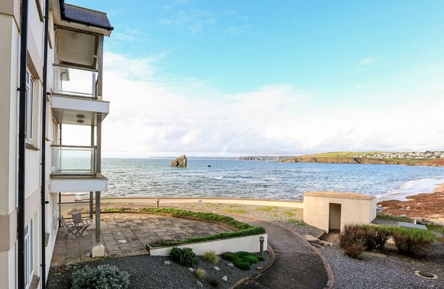 10 THURLESTONE ROCK, family friendly, with pool in Thurlestone