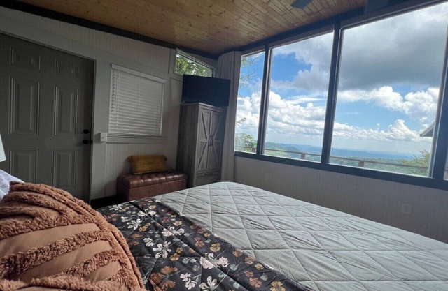 100 Mile Views & Hot Tub in BR!