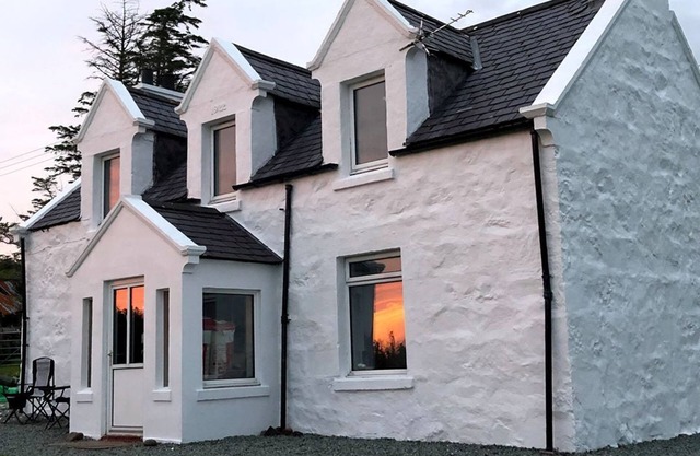 100 year old Renovated Cottage in North Skye