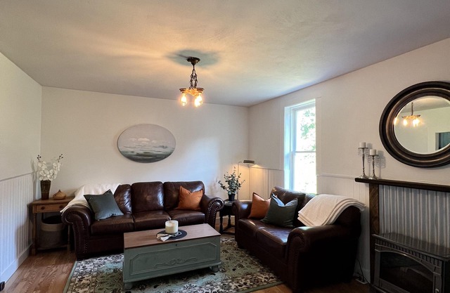 100 year old Farm Cottage. Minutes from the beach!