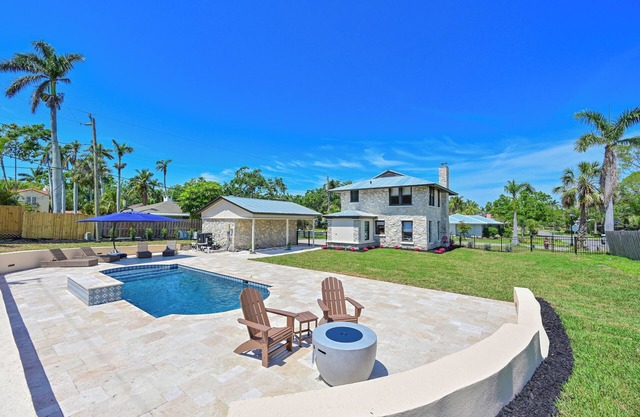 100 yr old Stone House with a heated pool 9 mi to beaches & 2 mi to downtown