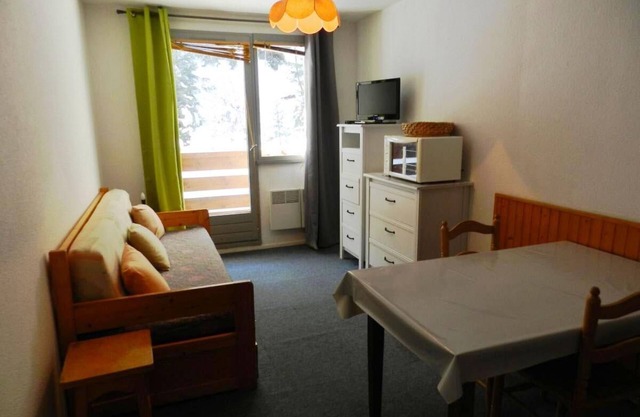 100m from ski slopes, view valley/ski slopes, balcony, parking, ski locker, 18m², Les 7 Laux