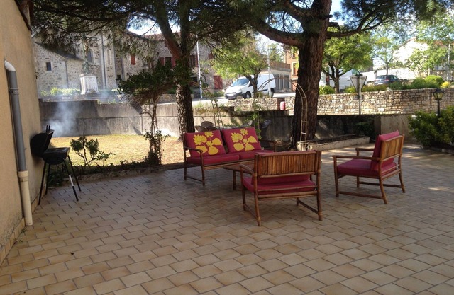 100m2 BALCONY TERRACE GARDEN BARBECUE( MOTOR HOME GARAGE 80m2)