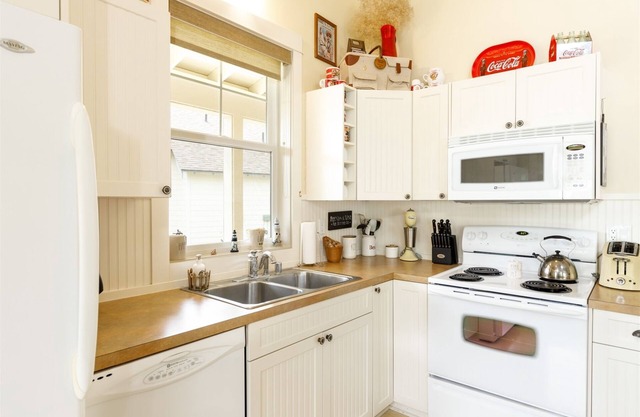 101 Barefoot Lane (Veranda Dr South)