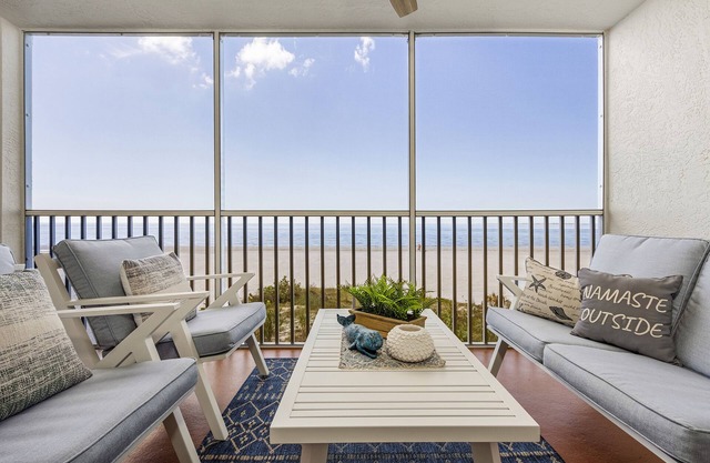 102 Beachfront Condo: Views, Heated Pool, Walk to Dwtn