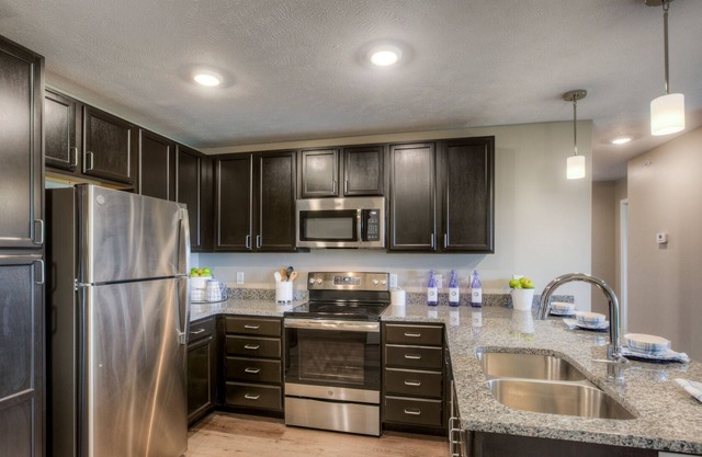 102-Fremont Oasis, Vegas-Style Pool & Clubhouse!