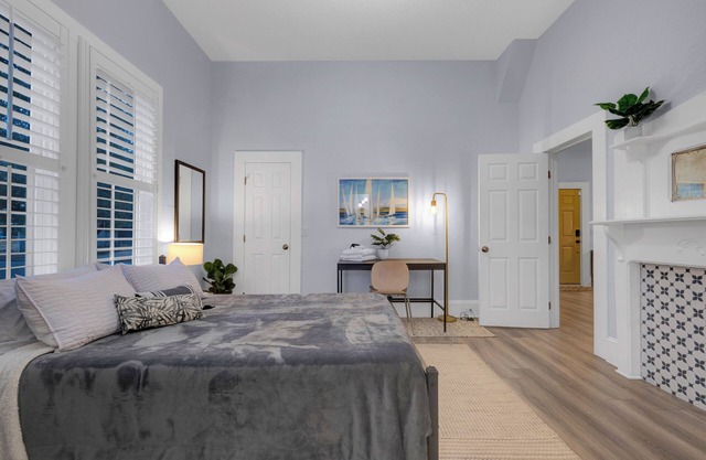 1026- Single Level Home, 1 Mile to Vystar/Arenas, Sleeps 10, Pet & Kid Friendly