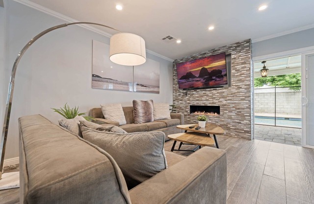 106 New Home in LA with all New Furniture, POOL & KING Beds!BY Universal Studios