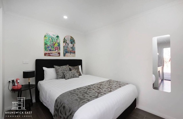 107 Entire Guesthouse: Queen BR w/Fast WiFi - 18 mins tram to CBD