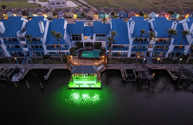 108 1st Floor ! Waterfront ! Pool ! Hot ! Tub