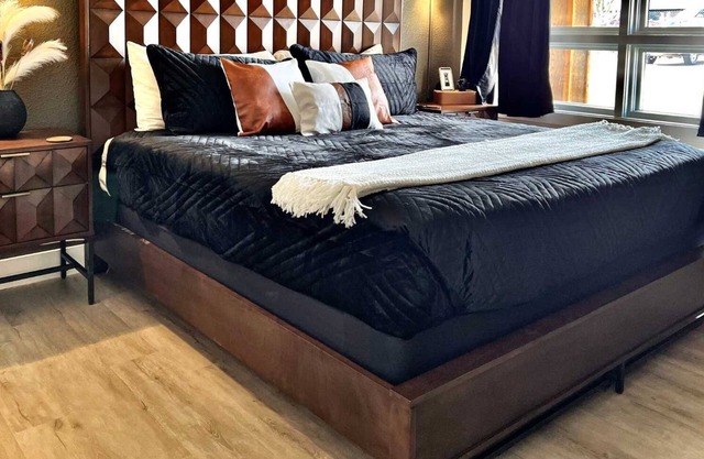 108 No stairs clean, cozy, stunning downtown