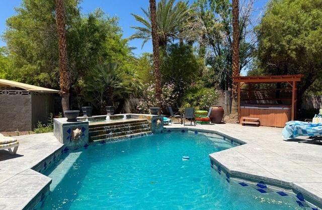 10BR/6BA - 2 Private Homes, Pool, Heated Spa, Golf -Family Reunions & Big Groups