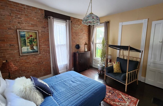 10ft ceiling, brick exposed apartment w/ artistic feel