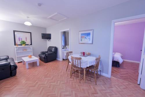 10minDriveCliffsOfMoher-Cozy2Br-Parking-WiFi