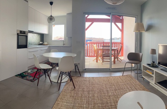 10mn walk from downtown! Private parking. Ideal for families.