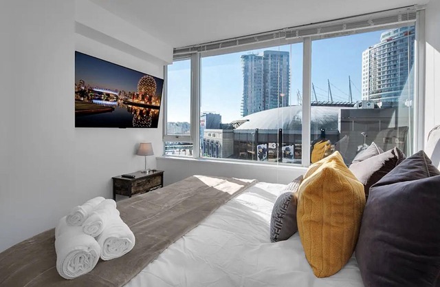 10th Floor Condo with Stunning Marina View/Sleeps 7/Pool, Gym, Hot tub Access/