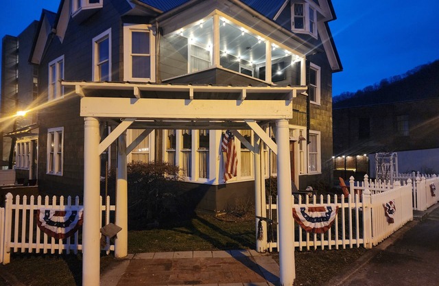 11 bed 7 bath large home and able to ride right from the home to the HMT trails