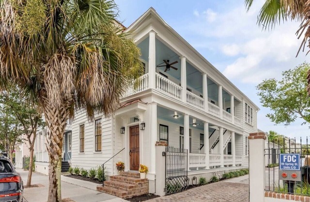 11 Bedroom Complex- 3 Blocks From King St!