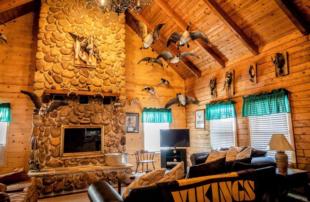 11 bedroom Western Mn Family Fun Lodge with Sand Volleyball court - Sleeps 20+