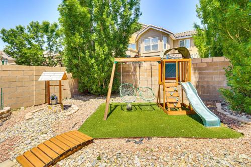 11 Mi to River of Lights Family Home with Yard