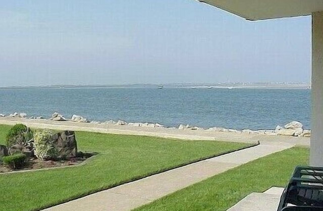 11 oceanfront windows.