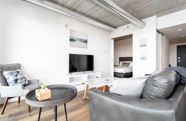 (1111)Downtown Glasshouse+Spacious 1 Bdr+Fast WiFi