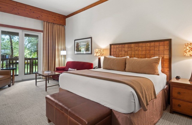 1116 Studio The Lodge At Spruce Peak Ski in in Ski out First floor