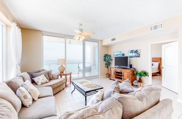 11th Floor Gulf Front Condo Great Amenities & Private Beach Access