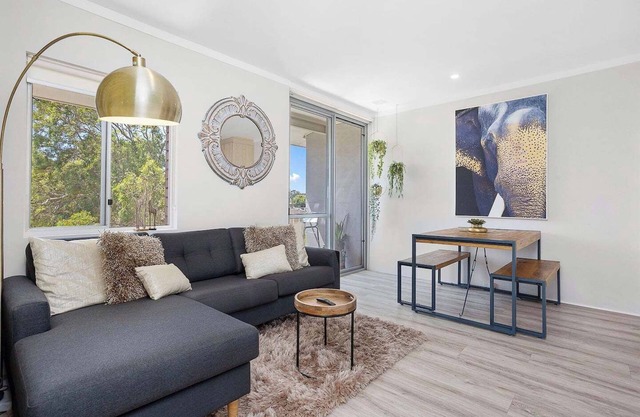 12 Calming Coral Beach 2BRM Apt parking sleeps 4