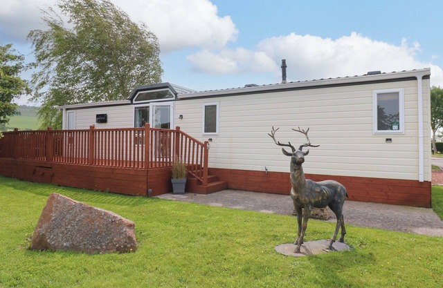 12 FIELD VIEW, pet friendly, with a garden in Kirkoswald