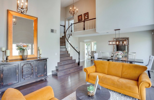 12 Mi to Disneyland! Sleek Suburban Home