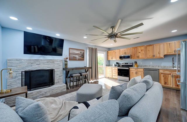 12 Mi to Downtown Winston-Salem: Apt w/Balcony!