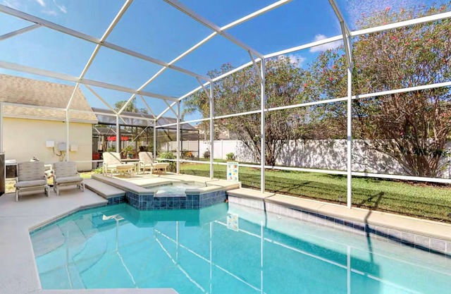 12 miles to Disney, gated community, pool and spa, pool table, monthly rates available