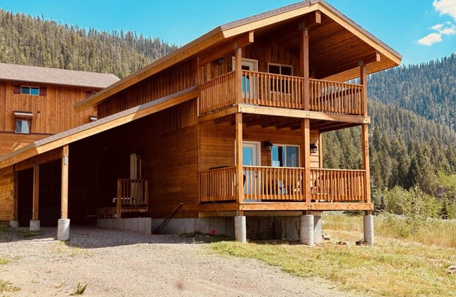 12 miles to Yellowstone, hot tub and fire pit - Grizzly Getaway