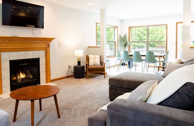 12 Min to Saratoga! Pet Friendly, Spacious, Peaceful and Inviting