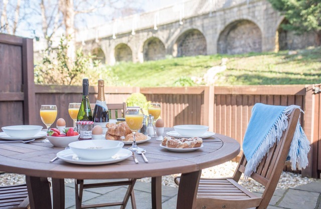 12 Pear Tree House - sleeps 4 guests in 2 bedrooms