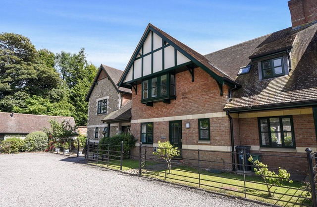 12 THE GARDENS, family friendly, with a garden in Lyme Regis