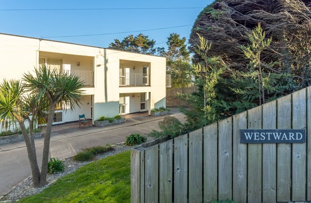 12 Westward Flats is a well presented two bedroom, first floor apartment.