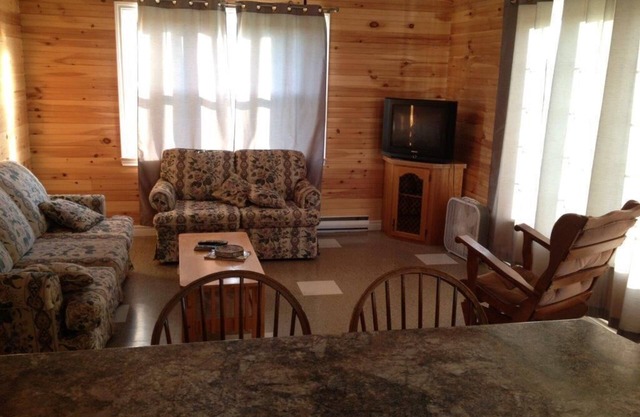 120 Two BR Cottage located on Souris River w/hot tub
