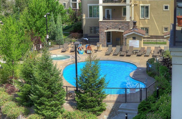#1202 Pinnacle Pointe Condo
