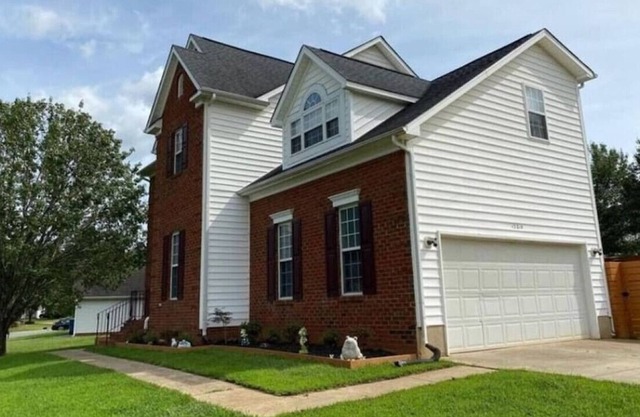 122) Massive 3 bedroom home with fenced yard!