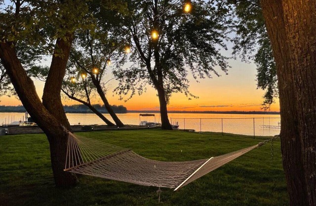 127 Cedar · Cheerful and Relaxing Lakefront 3 Bedroom